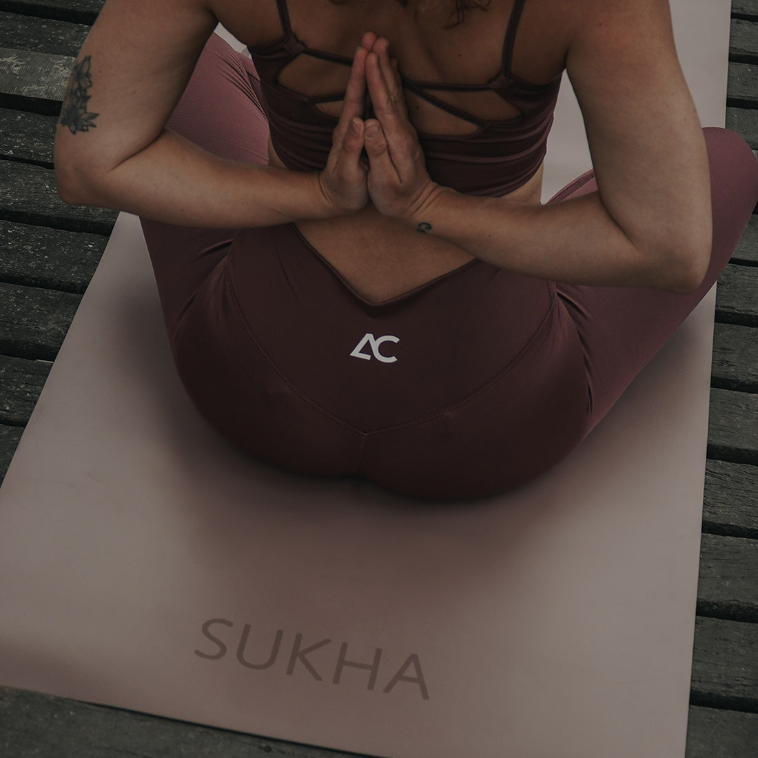 Línea Superior logo SUKHA PU – Yoga Mat